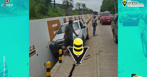 Camioneta termina en una cuneta tras presunta falla mecánica en Tantoyuca