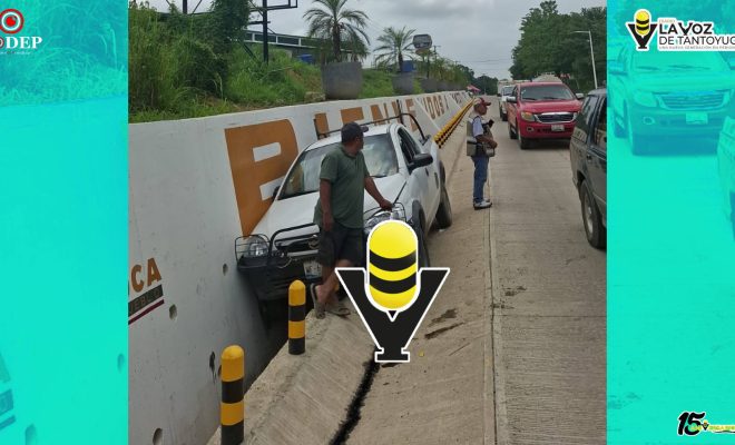 Camioneta termina en una cuneta tras presunta falla mecánica en Tantoyuca