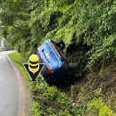 Volcadura de camioneta moviliza a cuerpos de emergencia en Tlanchinol