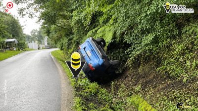Volcadura de camioneta moviliza a cuerpos de emergencia en Tlanchinol