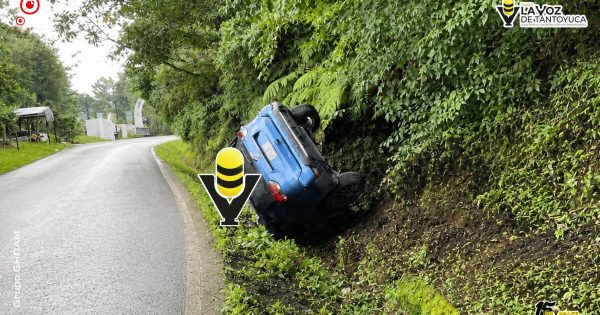 Volcadura de camioneta moviliza a cuerpos de emergencia en Tlanchinol
