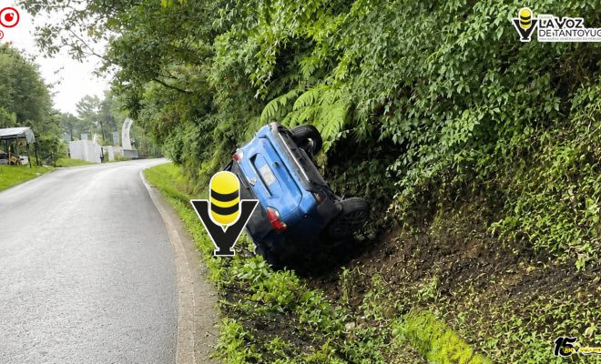 Volcadura de camioneta moviliza a cuerpos de emergencia en Tlanchinol