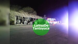 Muere hombre aplastado tras volcadura de tractocamión