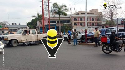 Motociclista y camioneta chocan en el bulevar, en Huejutla