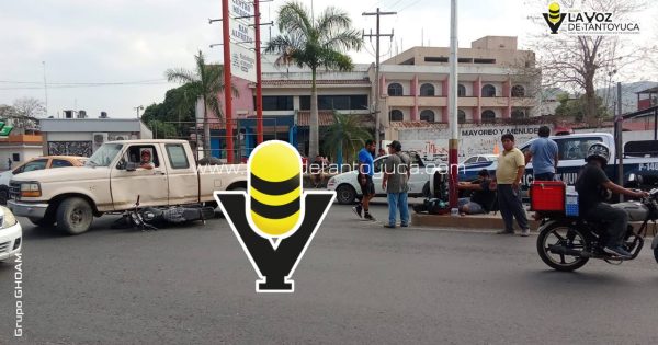 Motociclista y camioneta chocan en el bulevar, en Huejutla