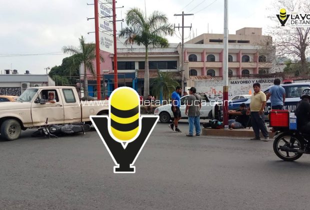 Motociclista y camioneta chocan en el bulevar, en Huejutla