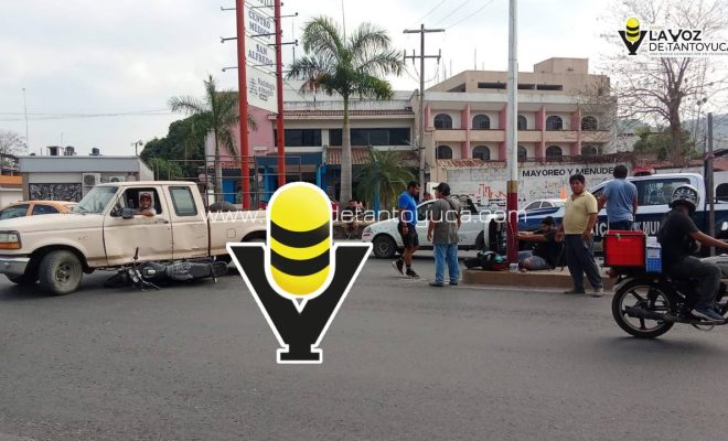 Motociclista y camioneta chocan en el bulevar, en Huejutla