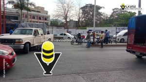 Motociclista y camioneta chocan en el bulevar, en Huejutla