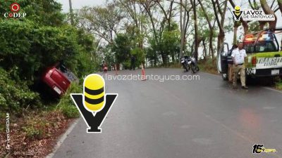 Conductor pierden el control y termina en cuneta en Chicontepec