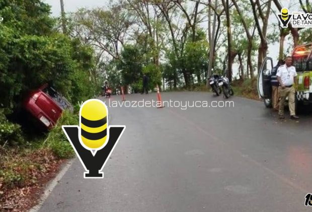 Conductor pierden el control y termina en cuneta en Chicontepec