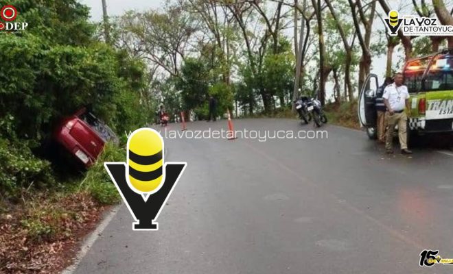 Conductor pierden el control y termina en cuneta en Chicontepec