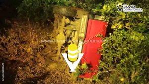Vuelca camioneta y la abandonan en Álamo 