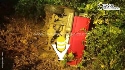 Vuelca camioneta y la abandonan en Álamo