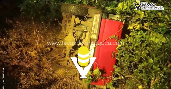 Vuelca camioneta y la abandonan en Álamo
