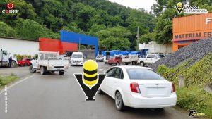Transportistas bloquean carretera Tehuetlán-Huazalingo para exigir su rehabilitación