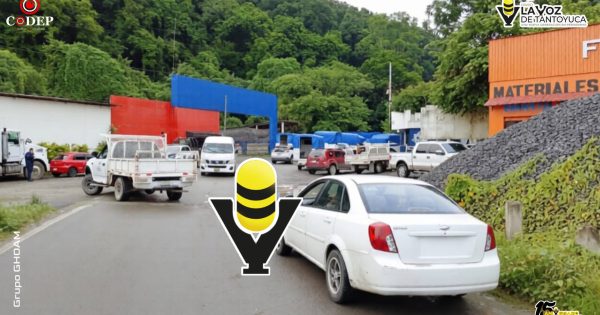 Transportistas bloquean carretera Tehuetlán-Huazalingo para exigir su rehabilitación