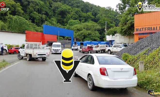 Transportistas bloquean carretera Tehuetlán-Huazalingo para exigir su rehabilitación