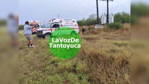 Choca contra poste ambulancia de la Cruz Roja; dos lesionados 