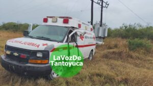 Choca contra poste ambulancia de la Cruz Roja; dos lesionados 