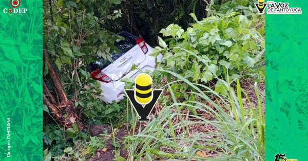 Vehículo sale de la cinta asfáltica en la vía San Felipe - Huitzitzilingo