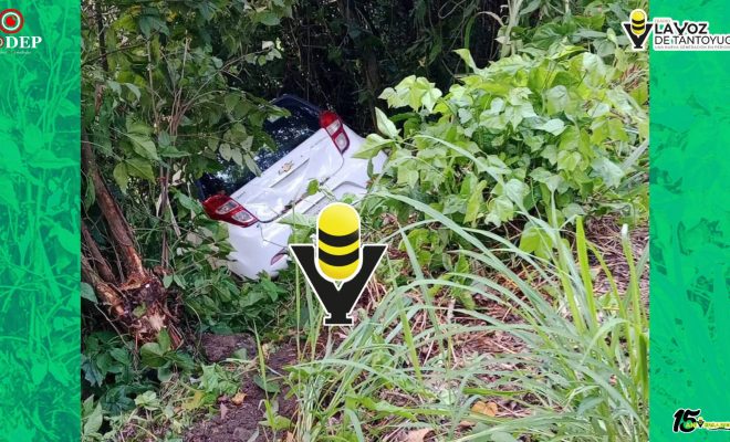Vehículo sale de la cinta asfáltica en la vía San Felipe - Huitzitzilingo