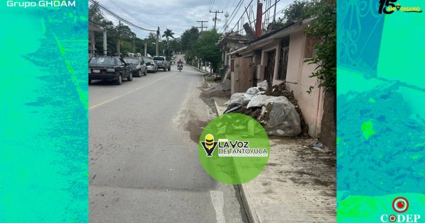 Vecino de la Colonia Santa Fe invade calle con escombros y genera riesgos