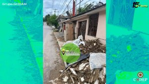 Vecino de la Colonia Santa Fe invade calle con escombros y genera riesgos 