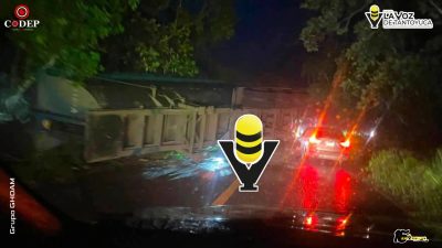 Vuelca góndola de tráiler sobre la carretera México - Tampico; cierran parcialmente la circulación