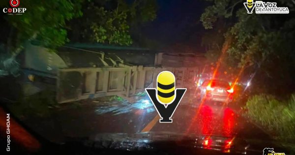 Vuelca góndola de tráiler sobre la carretera México - Tampico; cierran parcialmente la circulación