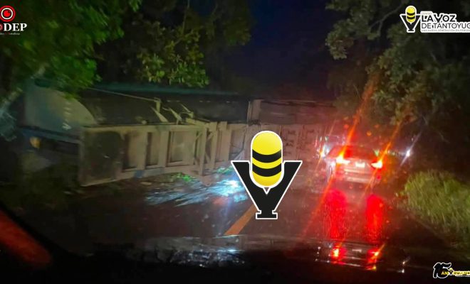 Vuelca góndola de tráiler sobre la carretera México - Tampico; cierran parcialmente la circulación