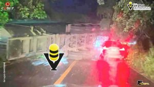 Vuelca góndola de tráiler sobre la carretera México - Tampico; cierran parcialmente la circulación