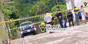 Muere hombre en la vía pública y en pleno aguacero; vecinos mueven el cuerpo y los detienen 