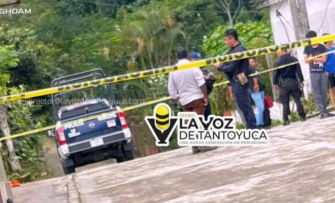 Muere hombre en la vía pública y en pleno aguacero; vecinos mueven el cuerpo y los detienen