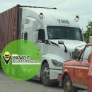 Aseguran tractocamión tras dañar cableado eléctrico en la carretera municipalizada