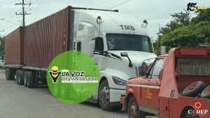 Aseguran tractocamión tras dañar cableado eléctrico en la carretera municipalizada
