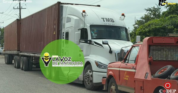 Aseguran tractocamión tras dañar cableado eléctrico en la carretera municipalizada