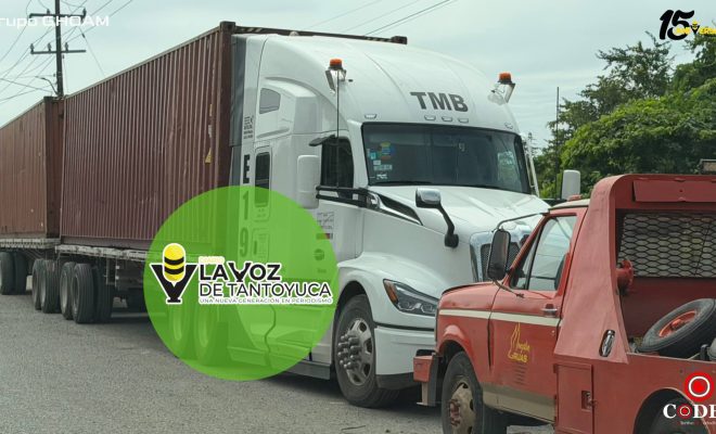 Aseguran tractocamión tras dañar cableado eléctrico en la carretera municipalizada