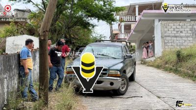 Camioneta se queda sin frenos y se impacta contra un poste de Telmex en Tantoyuca