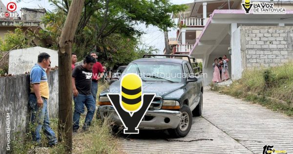 Camioneta se queda sin frenos y se impacta contra un poste de Telmex en Tantoyuca