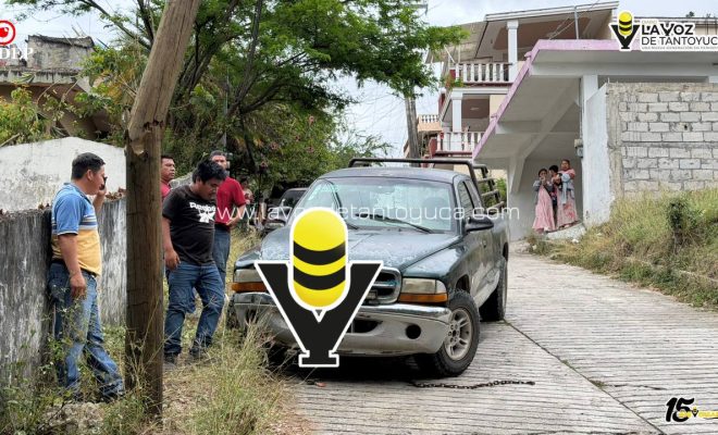 Camioneta se queda sin frenos y se impacta contra un poste de Telmex en Tantoyuca