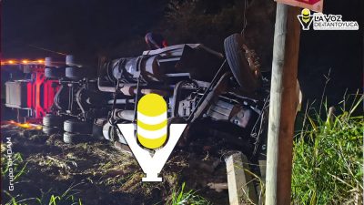 Vuelca tractocamión en la vía rápida al Tajín; operador resultó ileso