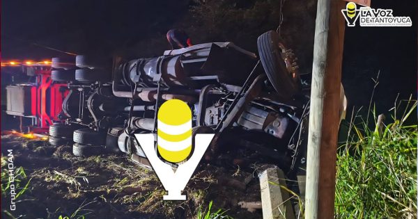 Vuelca tractocamión en la vía rápida al Tajín; operador resultó ileso