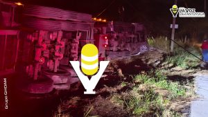 Vuelca tractocamión en la vía rápida al Tajín; operador resultó ileso