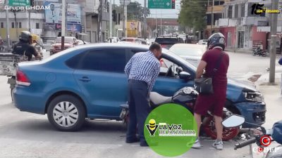 Choque entre motocicleta y automóvil genera movilización policial en Huejutla