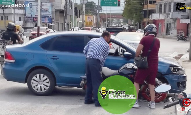 Choque entre motocicleta y automóvil genera movilización policial en Huejutla
