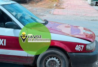 Cofre de taxi se abre en plena carretera y está a punto de provocar un accidente en Tantoyuca
