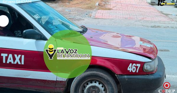 Cofre de taxi se abre en plena carretera y está a punto de provocar un accidente en Tantoyuca