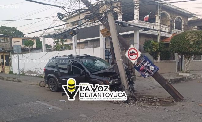 Destroza camioneta en pastoso choque