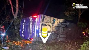 Profesor de Chicontepec murió en volcadura de autobús Futura; ya fue identificado