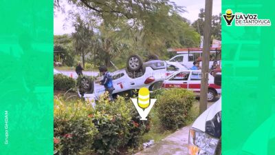 Vuelca vehículo de empresa Telmex tras choque con taxi